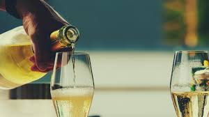 Photo L'alcool bientôt interdit tôt le matin dans les aéroports ? Le patron de ...
