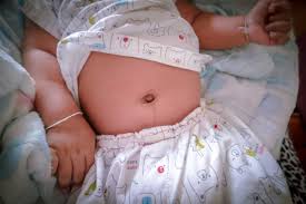 Jika perut bayi anda kembung dan ketika ditepuk pelan mengeluarkan suara nyaring, maka anda bisa menggosok perut bayi. Mengenal Gejala Penyebab Dan Cara Mengatasi Perut Kembung Pada Anak
