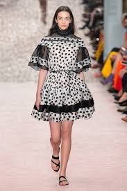 موديلات فساتين منقطة polka dot بالأبيض والأسود موضة الصيف 2019 - مجلة هي