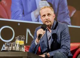 He portrayed karol wojtyła, who later became pope john paul ii, in the movie karol: Jak Piotr Zostal Papiezem Czyli Piotr Adamczyk W Salonie Kulturalnym W Pile Wieczor W Obiektywie Alexa Kubiaka Pila Nasze Miasto