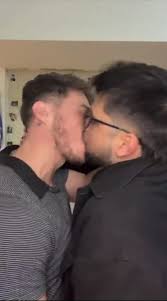 Kissing: Gay guy pays straight friend to… ThisVid.com