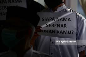 Video yang dikongsikan oleh saudara firdaus wong wai hung ini memaparkan pemerhatian yang dijalankan mengenai penggunaan kalimah arab oleh missionari kristian bagi menyebarkan dakyah mereka. Isu Kalimah Allah Menteri Agama Patut Lebih Tegas