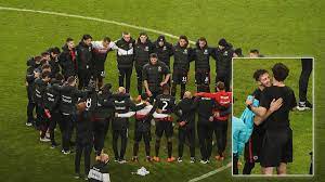 Manuel gräfe ist mehrfach zum besten schiedsrichter deutschlands gewählt worden. Wie Im Hollywood Film Emotionaler Abraham Abschied Bei Frankfurt Sieg Trikot Tausch Mit Schiedsrichter Sportbuzzer De