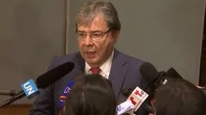 'colombianos, con profundo dolor y tristeza he recibido la noticia del fallecimiento de nuestro ministro de defensa, carlos holmes trujillo', dijo el presidente. Vyswl5pnsfcfm