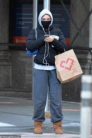 Microsoft and partners may be compensated if you purchase something through. Lily Rose Depp Bundles Up In Padded Jacket And Ugg Boots As She Runs Errands In New York City Daily Mail Online