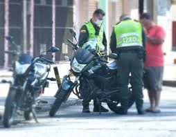 Bogotá (sputnik) — el alcalde de la ciudad colombiana de santiago de cali (oeste), maurice armitage, decretó un toque de queda para las 19.00 hora local (00.00 gmt) en el marco del paro general contra el gobierno de iván duque, según anunció en redes sociales. En Dos Dias Del Toque De Queda Policia Ha Sancionado A 300 Personas En Cali