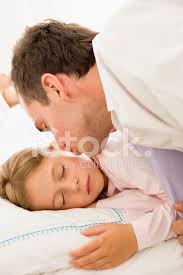 Kuss spiele sind spiele, die romantische aktivitäten simulieren. Mann Aufwachen Junges Madchen Im Bett Mit Kuss Stockfotos Freeimages Com