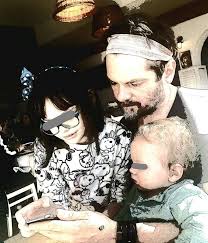 Nu cred că florin piersic jr e un teribilist. Florin Piersic Jr S A Fotografiat Cu Cei Doi Copii Wowbiz