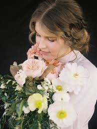 3 ways to style your spring bridal bouquet