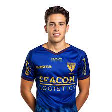Op de foto presenteren vito van crooij. Vvv Venlo Voetbalshirts 2020 2021 Voetbalbibliotheek