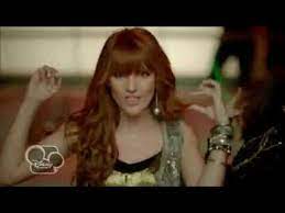 La serie si basa sulla vita di due normali adolescenti, cecelia (detta cece) (bella thorne) e raquel (detta rocky) (zendaya coleman), migliori amiche fin dall'infanzia ed entrambe con il sogno di diventare ballerine professioniste. A Tutto Ritmo Youtube
