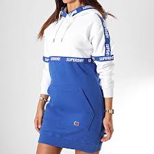 C'est à paris que le directeur artistique christophe lemaire et son équipe, réinventent les vêtements du quotidien en alliant matières innovantes et silhouettes contemporaines. Superdry Robe Sweat Capuche Femme Mono Block W8000018a Blanc Bleu Laboutiqueofficielle Com