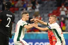 Löw annyira pipa lett, hogy a csuklyát is ledobta a fejéről. U2rijmvplmepbm