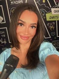 Kari Matlock's Instagram, Twitter & Facebook