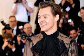 Harry styles, primer hombre que consigue ocupar en solitario la portada de 'vogue usa'. Harry Styles On His Love Of Playing Dress Up In Vogue