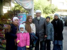 Baru beberapa bulan meninggalkan alam yang fana ini, ternyata anak kepada arwah azmil mustapha, alya iman tidak mampu menahan rasa rindunya. Azmil Mustapha Respon Anak Gadisnya Jadi Model Hidayah Itu Milik Allah