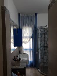 In bagno, però, solitamente le tende vengono messe: Pin Su Bagni