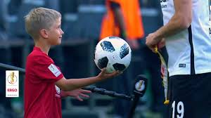 Der wettbewerb endete am 24. Dfb Pokal 2018 19 Wir Suchen Wieder Balltragekinder Ergo Youtube