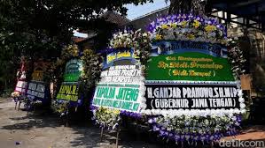 Papan bunga duka cita merupakan papan bunga yang bertuliskan ucapan belasungkawa atau duka cita. Karangan Bunga Sobat Ambyar Hingga Jokowi Berjejer Di Rumah Duka Didi Kempot