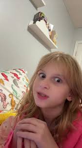 Sydney Conley (@readiculous_librarian)