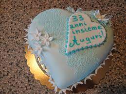 Decorate la torta a cuore con ciuffetti di panna montata e decorate. Arcobaleno Di Zucchero Torta Cuore Azzurro Per Anniversario