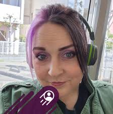 Who's team are you on? Team Ross or Team Rachel? Let the debate begin in  the comments below! 🥊 #FRIENDS #RossAndRachel