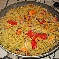 Gli spaghetti con le cozze sono un primo piatto di pesce gustoso e veloce tipico della cucina italiana; Spaghetti Cozze Surgelate E Pecorino Ricette Di Cucina Gustosa Ricerca