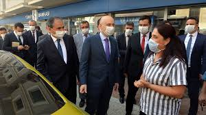 Adil karaismailoğlu kaç yaşında, nereli? Bakan Karaismailoglu Usak Ta Kadin Soforun Calistigi Taksi Duragini Ziyaret Etti