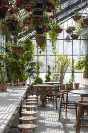 Restaurant Visit Roy Choi S Commissary Inside A Greenhouse In La Gardenista Indoor Garten Gewachs Hintergarten