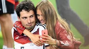 Cathy und ludwig (3) basteln für ihren mats. Cathy Hummels Ausgerechnet Am Tag Des Em Spiels Das Verpasst Mats Derwesten De