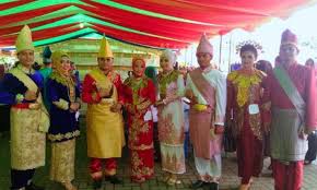 Pakaian tradisional mereka mirip kepada masyarakat di thailand. 5 Pakaian Adat Tradisional Sulawesi Utara Celebes