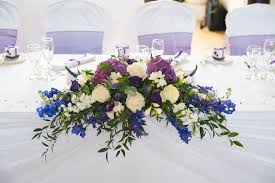 Blumengestecke Fur Die Tischdeko Der Hochzeit Blumen Gestecke Blumengestecke Frische Blumen