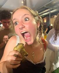 hii. I'm Zoe- I'm originally from SF but moved to massachusetts a few years  ago. I am planning to major in women and gender studies. I love to be  outside, swim, thrift,