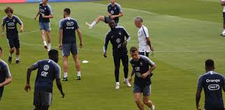 1998 yılında zinedine zidane önderliğinde kariyerinin zirvesine çıkan horozlar, aynı jenerasyonla 2000 yılında da avrupa futbol şampiyonası'nı kazandı. Fransa Milli Takimi Son Antrenmanini Yapti Son Dakika Milli Takim Haberleri