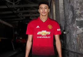 Shop new manchester united custom kits in home, away and third manchester united shirt styles online at store2.manutd.com. Manchester United Reveal New 2018 19 Home Kit But Fans Aren T Happy With One Key Feature Mirror Online