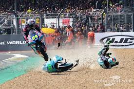 El circuito bugatti se encuentra a 5 kilómetros al sur de la ciudad de le mans y a 200 kilómetros al. El Increible Salto De Jakub Kornfeil Del Equipo Prustel Gp Durante El Gp De Francia En Moto3 Moto3 Frenchgp Moto Racing Motorsport