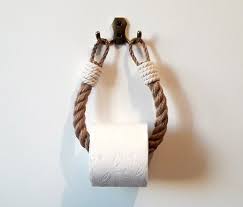 Des rouleaux de papier toilette, on en jette régulièrement sans réfléchir.pourtant, on peut facilement leur offrir une seconde vie. Un Porte Rouleau Papier Toilette Diy Pour La Salle De Bain 13 Inspirations