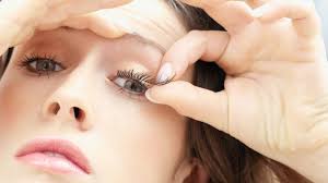 How to apply false lashes for a flawless application