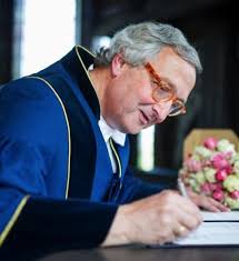 Trouwambtenaar Berg en Dal: Robert trouwt jullie voor €875!