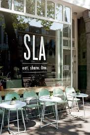 Like The Use Of Small Outsid Eseating Infront Of Glass Front To Save Space Bar A Salade Design De Cafe Design De Restaurant