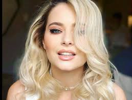 Partenera sa se numeste raluca netca si a fost dansatoarea innei, a corinei, dar si a antoniei. Laura Cosoi Matei Stratan Madalina Ghenea Si Matei Stratan Divahair Ro Un Prieten Apropiat Al Celor Doi A Povestit Ca Laura Era Din Ce In Ce Mai Dezamagita De Faptul