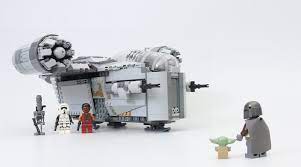 Relive bounty hunter the mandalorian and the child's battles against scout trooper and other enemies with the razor crest (75292) lego star wars building toy for kids. Lego Star Wars 75292 The Mandalorian Bounty Hunter Transport Bewertung