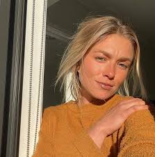 When the light hits just right..or maybe it's the fresh brows and lashes.  Either way @jennnamueller looking absolutely stunning~ It's been a crazy  busy month here at KBR but finally have the