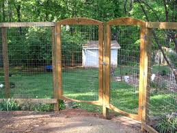 Garden Fencing To Keep Deer Out And Chickens In I Like This Simple Style Rustic Garden Fence Deer Fence Fence Design