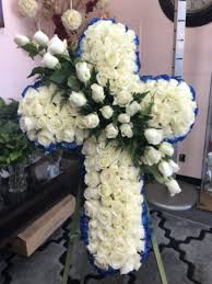 Flower crosses are the perfect way to express your thoughts of sympathy and let loved ones know you're thinking of them during this time of loss. Farewell Angel Huge Funeral Cross In Whittier Ca Rosemantico Flowers