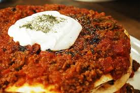 500 ml ılık su, 2 yemek kaşığı zeytinyağı, 2 tatlı kaşığı tuz, 6,5 su bardağı un, 500 gr kıyma, 2 adet orta boy soğan, 4 adet sivri biber, 3 adet orta boy domates, 1 yemek kaşığı domates salçası, 1 yemek kaşığı biber salçası, 1/2 çay bardağı zeytinyağı, 1,5 su bardağı sıcak su, tuz. Kayseri Yaglamasi Arda Nin Mutfagi