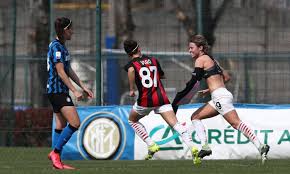 Altra vittoria per il milan di maurizio ganz, che vince la nona gara consecutiva e continua a tenere testa alla juventus, portando. Serie A Femminile Vendetta Milan Sull Inter Nel Derby 4 1 Poker Giacinti Che Supera 50 Ed Eguaglia Altafini Serie A Calciomercato Com
