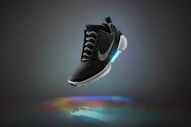 Nike avait sorti en 2011 les nike mag que marty mcfly porte dans le film retour vers le futur ii, malheureusement cette paire était le géant américain qui travaille depuis longtemps sur ce système, pourrait finalement sortir une paire de chaussures qui se lacent toutes seules, dés l'année prochaine. Inspirees De Retour Vers Le Futur Les Nike Qui Se Lacent Toutes Seules Arrivent Enfin
