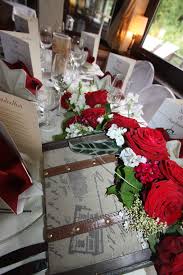 Tischdekoration Mit Roten Rosen Und Efeu In Koffern Hochzeitsmotto Travel With Us Center Piece With Red Roses Rote Rosen Hochzeit Hochzeit Bilder Hochzeit