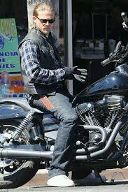 Pin Von Tonya Yantis Auf Movies Tv Shows Etc Sons Of Anarchy Charlie Hunnam Motorrad